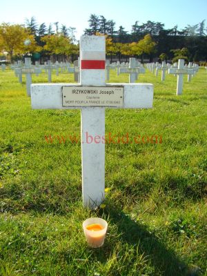 IRZYKOWSKI Joseph
Né 03.06.1911 Zbaraz (Wolynskie)
Fils d'Alfred & Hélène
Domicilié Stryj Stanislawowskie  (PL)
Décès 17.06.1940 Sainte Seine l'Abbaye (21)
145ème Bataillon Aviation Polonaise
Lieutenant Capitaine
Estampille 324/D
Provenance Ste Seine l’Abbaye (21) du 27/05/1988
Inhumation 27.05.1988 - PV 324
Carré D - Rang 5 - Tombe 13
Virtuti Militari W.M. 
Croix de Guerre
Copyright photo Stéphane Delrieu
Copyright Frania
