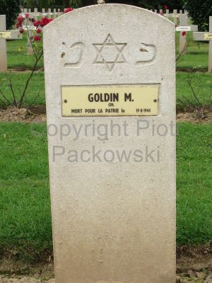 GOLDIN Michal
- 21 ans -
Né 30.08.1922 Warszawa Mazowieckie
Décès 19.08.1944 Les Moutiers-en-Auge (14)
Matricule 23727
1ère Division Blindée Polonaise
1ère Artillerie Motorisée
Caporal
Décoration : VIRTUTI MILITARI
Tombe 9 - Carré I - Rang F
copyright photo Piotr Packowski
copyright Frania
