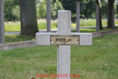 RICHTER Jozef
Décès 06.1940 Lagarde (57)
Inhumation 11.06.1942 - Tombe 240  
Armée Polonaise
Sous-Officier 
1ère Division Grenadiers Polonais
1er Bataillon
Matricule 6849-1206
copyright Frania 
