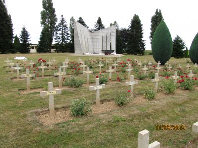 04 - Monument
696 sépultures de Militaires Polonais dans cette nécropole
Soldats inhumés sous des croix blanches portant 
- leur nom
- leur grade
- date de décès
copyright photo Piotr Packowski
copyright Frania
