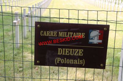 1 - Entrée du carré militaire Polonais
940 Soldats reposent dans cette nécropole dont 
233 Soldats Polonais et 
64 soldats Polonais INCONNUS (NIEZNANI ZOLNIERZE)

