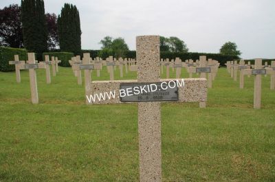 BARAN Grzegorz
40 ans
Né 19.10.1900 Romanice ?
Décès 18.06.1940 Moussey (57)
Inhumation 23.11.1963
Armée Polonaise
Caporal Grenadier
Matricule 6125-4630
Tombe 328
Copyright Frania
