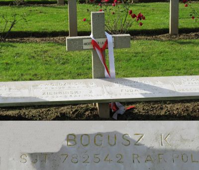 BOGUSZ Kazimierz
 - 28 ans -
Né 28.10.1915 Warszawa
Décès 01.07.1944 Beauvilliers (28)
Matricule 782542
Polish Air Force
300ème Escadron Mazowieckie
Sergent
Lancaster ED814 avec le code sans fil BH-N a été abattu par un chasseur de nuit pendant le bombardement d'une gare à Vierzon (03)
Tombe 3/5 - Rang AA - Carré II
copyright photo Piotr Packowski
copyright Frania
