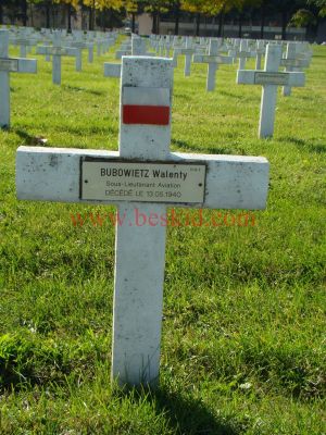 BUBOWICZ Walenty
23 ans - célibataire
Né 14.02.1917 Lodz Lodzkie (PL)
Fils Jan & Stanislawa Lojkow de Lodz 
(11 rue Lokatorska)
Décès 13.05.1940 Clermont-Ferrand (63) 
(Boulevard Pasteur)
Bataillon Artillerie Polonais
Sous-Lieutenant pilote
Base d’Aulnat (63)
Provenance Clermont-Ferrand (Carmes) (63)
Inhumation 10.01.1964 - PV 125/3671
Carré D - Rang 5 - Tombe 7
Copyright Frania
