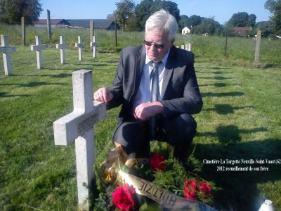 BURSZTYN Kazimierz Augustus Jozef
Cimetière La Targette Neuville-Saint-Vaast (62)
- 30 ans -
Né 21.01.1910 Myslenice Krakow
Décès 25.05.1940 Moyenneville (62) plaine d'Ayette
Groupe Chasse III/1 - Sous-Lieutenant Pilote
Instructeur de vol Higher Flying School Grudziadz & Ulez. Combattu au sein du groupe d'avions de chasse Deblin. 
19 septembre 1939 capturé par l'armée soviétique, s'enfuir deux jours plus tard
Crédité 2 victoires pour avoir abattu 2 avions allemands, y compris un bombardier He-111 le 12 mai 1940
Son avion de chasse Ms 406 portait l'emblème montrant un «renard à lunettes»
Chef de la patrouille de haut vol, numéro d'identification de chasseur 1047
Abattu avec Morane MS.406 n°1047/L-637-5
Son cadavre semi-brûlé a été retrouvé parmi les fragments de son avion et son badge d'identité ne portait qu'un mot : MATHILDE
En février 1984, la Commission des sépultures de guerre a été consultée pour pouvoir remplacer les mots :
«national polonais» par le titre propre qu'il méritait « PILOTE de CHASSE POLONAIS
En 1951, il est exhumé de Moyenneville et enterré dans le cimetière national de la Targette
MORT POUR LA FRANCE
Tombe 8401 - Carré D - Rang 9
copyright Frania

