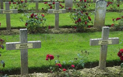 CZAJKOWSKI KAMINSKI Zygmunt Patrz
- 20 ans -
Né 22-07-1924  Bydgoszcz (PL)
Décès 11-08-1944 Estrées-la-Campagne (14)
Tireur
1ère Division Blindée Polonaise 
8è Bataillon Fusiliers Tirailleurs
Matricule 34308
Carré I - Rang E - Tombe 7
copyright photo Piotr Packowski
copyright Frania
