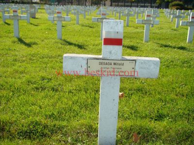 DESAGA Witold Kamil
24 ans - célibataire 
Né 11.10.1915 Wisnicz-Maly Malopolskie (PL)
Décès 20.04.1940 Lyon 2ème (69)
(Hôpital Desgenettes) 
(Violent traumatisme crânien, accident de la circulation en moto)
145ème Bataillon Aviation Polonaise
Sous-lieutenant
Estampille 290/2
Provenance Lyon-Guillotière K.3-2-P-4-13
Inhumation 21.09.1957 - PV 2028
Carré D - Rang 4 - Tombe 9
Copyright Frania
