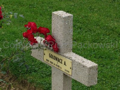 GOLOWACZ A. Leonard
- 23 ans -
Né 01.07.1921 Iszczalniany Szczuczyn
Décès 14.08.1944 Saint-Aignan-de-Cramesnil (14)
Tireur
1ère Division Blindée Polonaise
1er Régiment Blindé Polonais
Matricule 31135
Tombe 2 - Rang D - Carré II
copyright photo Piotr Packowski
copyright Frania
