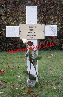 HEYNE Walenty
- 26 ans -
Né 03.02.1918 Grojec Mazovie (PL)  
Inhumation 24.06.1964 - Tombe 105
Polish Air Force - Escadron 300 - Sergent-Chef
Décédé 02.01.1945 Ville-au-Montois (54) à bord du Lancaster PB 823 avec 
Banys Jan 28 ans - Drozdowicz Romuald 33 ans - Janas Brunon 29 ans
Omiotek Wiktor 24 ans - Wrus Maksymilian 36 ans - Zielinski Stefan 28 ans
copyright Frania
[url=http://www.beskid.com/lancaster.html]Le dernier vol du PB823 [/url] 
