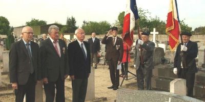 1 - Association France-Pologne-Gironde
Cette association veille sur le carré polonais du cimetière St Bris.
45 Polonais ont servi dans l’armée américaine en France après la Seconde Guerre mondiale
dans le camp militaire américain dans la forêt de Braconne, Mornac (Charente).
Ils ont quitté leur patrie, ont combattu l’occupant et, pour un grand nombre, rejoint l’armée du général Patton en Bavière en 1945.
D’autres provenaient des camps de prisonniers de guerre ou des camps de travaux forcés en Allemagne
Ils entrèrent dans les unités auxiliaires du Labor, service américain en France, camp de Captieux. 
Après le départ des Américains, ils ont été abandonnés et sont décédés comme des Apatrides,
ne pouvant rentrer dans leur pays devenu communiste.
À tous ces hommes, la municipalité et la section des anciens combattants de Villenave-d’Ornon
rendent les honneurs à l’occasion de la Fête nationale polonaise le 03 mai.
Copyright Frania

