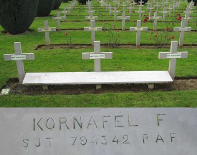 KORNAFEL Florian
 - 27 ans -
Né 15.02.1914 Wieckowiec Jaroslaw
Décès 15.10.1942 Campigny (27)
Matricule 794336
Polish Air Force
18ème Unité de Formation Opérationnelle OTU
Caporal Cadet
Wellington Z 1482 se perd dans un vol d'entraînement chargé de bombes. Les cinq membres ont péri
Tombe 1/3 - Rang AA - Carré III
copyright photo Piotr Packowski
copyright Frania
