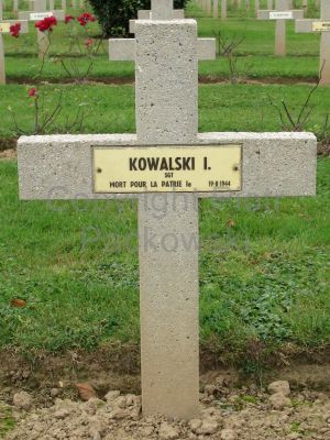KOWALSKI I. Stefan
- 39 ans -
Né 02-09-1904 Kociszew Piotrkow
Décès 19-08-1944 Les Moutiers-en-Auge (14)
Sergent Lancier
1ère Division Blindée Polonaise
1er Régiment d'Artillerie Motorisée
Matricule 6241
Décoration : KRZYZ WALECZNYCH
Tombe 7 - Rang F - Carré I
copyright photo Piotr Packowski
copyright Frania
