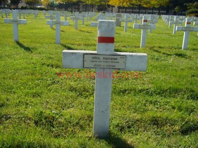 KROL Stanislaw
26 ans - célibataire 
Né 01.01.1914 Warszawa Mazowieckie (PL)
Fils de Wladyslaw & Szewrzyk 
Décès 22.05.1940 Lyon 3ème (69)
(Hôpital Edouard Herriot)
Estampille 1352/3
Aviation Polonaise
Chauffeur à Warszawa
Caporal-Chef au centre d’instruction Bron
Provenance Lyon-Guillotière K.3-I-P-4-26
Inhumation 21.09.1957 - PV 2066
Carré D - Rang 4 -Tombe 14
Copyright Frania
