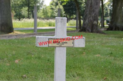 KRYSA Klemens
- 39 ans -
Né 20.01.1901 
Décès 17.06.1940 Dieuze (57)
Inhumation 20.05.1942 - Tombe 238
1ère Division Grenadiers
Armée Polonaise
copyright Frania 
