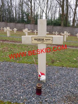 MAZURZAK (Mazurczak) François Jean
Cimetière communal Briis-sous-Forges (91)
Lieutenant Polonais
Né 01.12.1885 Varsovie (PL)
Fils Stanislaw & Gulniska Forentina
Sculpteur
3ème Régiment Chasseurs Polonais
Recrutement à Oran 1914
Engagé volontaire
Décès 11.05.1919
- 33 ans -
Hôpital Bligny VR 67 (tuberculose)
Briis-sous-Forges (91)
Tombe 33
Naturalisé Français 23.02.1914
Copyright photo Szczap
Copyright Frania
