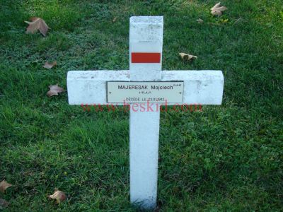 MAJERCZAK Wojciech
28 ans - célibataire 
Né 04.12.1913 Szczawnica Malopolskie (PL)
Fils de Jan & Catherine 
Décès 23.01.1942 Pierre-Bénite (69)
Le Grand Perron
1er Régiment Artillerie Polonaise
Soldat
Provenance Pierre-Bénite (69)
Inhumation 18.11.1957 - PV 2414
Carré D - Rang 4 - Tombe 42
Copyright Frania
