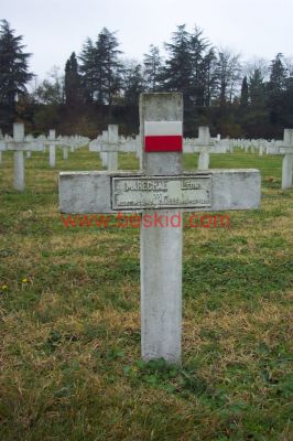 MARECHAL Léon
DRAPEAU POLONAIS ?
29 ans - célibataire - chaudronnier
Né 09.03.1888 St-Germain-Laval (42)
Fils Jean & Thinard Marguerite
Décès 05.12.1918 Lyon 7ème (69) 
(Grippe)
Estampille 1676/7
11ème Régiment Artillerie à Pied
Soldat FRANCAIS Partisan - matricule 02081-1503
Provenance Lyon-Guillotière 1-13-22
Inhumation 06.09.1956 - PV 280
Carré A - Rang 3 - Tombe 17
MORT POUR LA FRANCE
Copyright Frania

Mots-clés: MARECHAL Léon