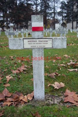 MIERNIK Stanislaw
21 ans - célibataire
Né 13.09.1919 Suchedniow Bloto Swietokrzyskie (PL)
Fils Marcel & Jozefa Zolbach
Décès 08.02.1941 Pau (64)
Hôpital complémentaire Ridgway à Pau
(26, avenue des lilas)
Régiment Association Polonaise
Caporal-Chef
Provenance Pau (64)
Inhumation 02.07.1962 - PV 4910
Carré E - Rang 6 - Tombe 36
Copyright Frania



