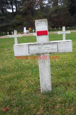 MIS Jan
17 ans
Né 08.05.1927 Firminy (42)
Fils d’Onufry manœuvre né 09.06.1894 Wojan (PL)
& Anna Herok 24.081901 Gladbeck Westphalie (D)
Décès 20.07.1944 La Versanne (42)
(Crâne fracturé, fusillé)
Les Loges de Montheux
Maquis du Vercors
Soldat - 315ème Bataillon Polonais - F.F.I. 
Naturalisé 12.12.1932 avec ses parents 
(Décret 13326-32 & 13323-32)
Domicile rue de Cordes n° 10 Firminy
Provenance La Ricamarie (42)
Inhumation 21.10.1958 - PV 2923
Carré A - Rang 18 -Tombe 15
MORT POUR LA FRANCE (dossier AC 21P91456)

