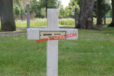 MUSIALOWSKI Eustachy
- 23 ans -
Né 1917
Décès 16.06.1940 Dieuze (57)
Inhumation 20.05.1942 - Tombe 237
1ère Division Grenadiers Polonais
Matricule 6139-17022
Armée Polonaise
copyright Frania 
