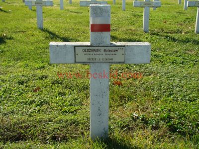 OLSZEWSKI Boleslaw
31 ans - célibataire 
Né 07.12.1907 Kurzyna Podkarpackie (PL)
Fils d’Aleksander & Helena Pliske
Décès 02.06.1940 Bron (69) 
Estampille 315/D
145ème Bataillon Aviation Polonaise
Caporal-Chef
Serrurier à Prusicko Lodzkie (PL)
Provenance Lyon-Guillotière 5/3-I-19
Inhumation 30.09.1957 - PV 2235
Carré D - Rang 4 - Tombe 25
MORT POUR LA FRANCE
Copyright Frania
