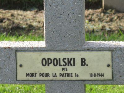 OPOLSKI Boleslaw
- 27 ans -
Né 30.09.1916 Wola Idzikowska Krasnystaw
Décès 18.08.1944 Louvières en Auge (61)
Matricule 4202
1ère Division Blindée Polonaise
10ème Régiment Dragons
Dragon
Tombe 11 - Carré VI - Rang B
copyright photo Piotr Packowski
copyright Frania
