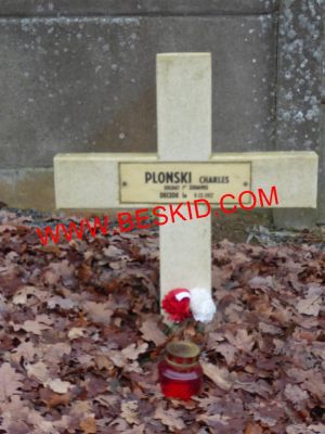 PLONSKI Charles
Cimetière communal Briis-sous-Forges (91)
Né 12.10.1885 St-Germain-en-Laye (78)
Fils Clodion Richard Robert & Marie Joséphina Specht
Marié à Bisséré Marie 30.06.1910 St-Germain-en-Laye
Canonnier servant 2ème classe
Matricule 02693-2758 Recrutement Versailles
22ème Régiment Artillerie de Campagne (R.A.C.)
1er Régiment des Zouaves
Décès 09.12.1917
- 32 ans -
Hôpital Bligny VR 67
Briis-sous-Forges (91)
Copyright photo Szczap
Copyright Frania
