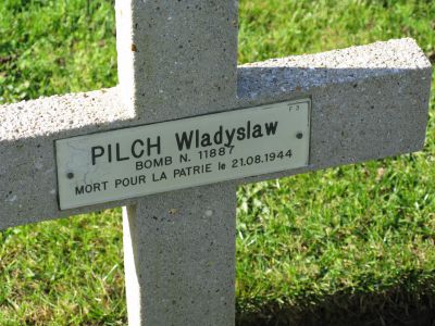 PILCH Wladyslaw
- 30 ans -
Né 24.11.1913 Podleze Bochnia
Décès 21.08.1944 Les Moutiers-en-Auge (14)
Matricule 11887
1ère Division Blindée Polonaise
1er Régiment Artillerie Motorisée
Caporal Artilleur
Décoration : Virtuti Militari
Tombe 3 - Carré I - Rang F
copyright photo Piotr Packowski
copyright Frania
