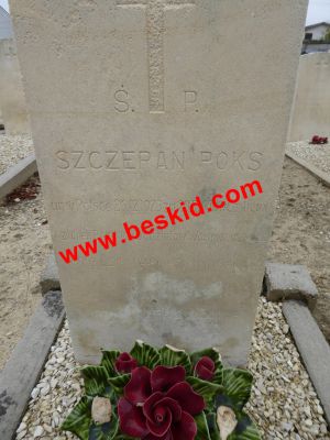 POKS Szczepan
Garde au camp du Poteau à Captieux
Né 26-12-1923 Siemianowice woj.Slaskie (PL)
Décès 20-05-1958 St-Michel-de-Castelnau (33) lieu Luxey
Fils de Pawel & Marta Olsza
Résident au camp du Poteau
35 ans
Copyright Frania 
Copyright photo Anusia
