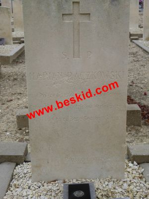 RACZKOWSKI Marian
Né 06-01-1928 Ruszkow (PL)
Fils Andrzej & Jozefa Pazybot
Décès 08-04-1956 Bourriot-Bergonce (40)
Sur la route départementale n°24 (près du bureau de poste)
Domicile Camp du Poteau Retjons (40)
Garde au Labor Service
28 ans - célibataire
Copyright Frania 
Copyright photo Anusia
