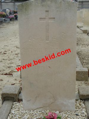 RUDZINSKI Antoni
Militaire
Né 25-05-1922 Ruda Lancuska woj.Pokarpackie (PL)
Décès 11-11-1964 Retjons (40) infirmerie camp du Poteau
Fils de Jan & Wiktoria de Ladek-Zdroj woj.Dolnoslaskie (PL)
Résident camp du Poteau
42 ans - célibataire
Copyright Frania 
Copyright photo Anusia
