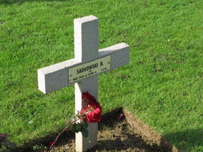 SADLOWSKI Bronislaw
- 39 ans -
Né 29.11.1904 Karniewo Makow
Décès 15.08.1944 Quesnay (14)
Matricule 6140
1ère Division Blindée Polonaise
Bataillon Tirailleurs
A été tué dans un véhicule
Caporal
Tombe 12 - Carré III - Rang D
copyright photo Piotr Packowski
copyright Frania
