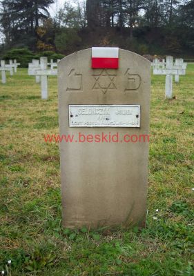 SELONCZYK Julian
17 ans - Célibataire
Né 17.07.1926 Paris 12ème (75)
Fils de Icek & Sosnowski Esther Kaya
Décès 19.06.1944 Lyon 2ème (69)
(Tué au combat - 33 Cours Suchet)
Forces Françaises Intérieures 
Sergent
Estampille 2/763
Domicile 72 rue Damrémont Paris 18ème 
Provenance Lyon-Guillotière M.5-1-7
Inhumation 21.09.1957 - PV 2080
Carré A - Rang 11 - Tombe 15
MORT POUR LA FRANCE 
du 06.05.1945 (AC 21 P 153610)
Copyright Frania
