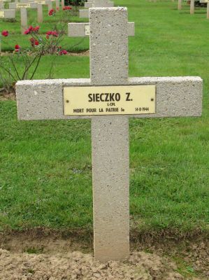 SIECZKO Tadeusz
- 22 ans -
Né 15.02.1922 Kowel
Décès 14.08.1944 Jort (14)
Matricule 28181
1ère Division Blindée Polonaise
Bataillon Tirailleurs
Caporal Tireur
Tombe 12 - Carré I - Rang B
copyright photo Piotr Packowski
copyright Frania
