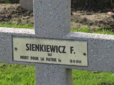 SIENKIEWICZ Franciszek
- 39 ans -
Né 22.02.1905 Puszcza Lida
Décès 18.08.1944 Louvières en Auge (61)
Matricule 25381
1ère Division Blindée Polonaise
10ème Régiment Dragons
Sergent Lancier
Tombe 10 - Carré VI - Rang B
copyright photo Piotr Packowski
copyright Frania
