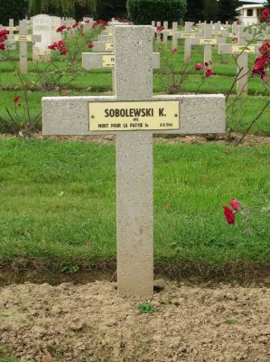 SOBOLEWSKI Karol
- 24 ans -
Né 01.01.1920 Sloboka Zaleszczyki
Décès 08.08.1944
Matricule 32134
1ère Division Blindée Polonaise
8ème Bataillon Fusiliers Tirailleurs
Tireur
Tombe 10 - Carré I - Rang A
copyright photo Piotr Packowski
copyright Frania
