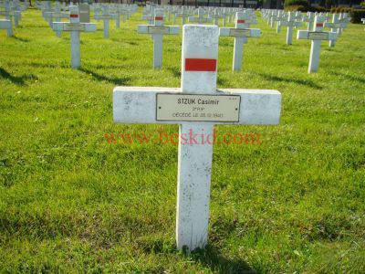 STZUK Kazimierz
36 ans - époux de Zelno Marianna
Né 1904 
Décès 25.12.1940 Lyon 3ème (69)
Domicile Chignay-Etrechet (36)
3ème Régiment Infanterie Polonais
Venant du Camp stalag III R.31950
Estampille 2869/3
Provenance Lyon-Guillotière K3-4-17
Inhumation 21.09.1957 - PV 2036
Carré D - Rang 4 - Tombe 11
Copyright Frania
