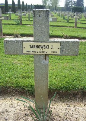 TARNOWSKI Janusz Hubert
- 25 ans -
Né 03.11.1918 Warszawa
Décès 12.08.1944
Matricule 05160
1ère Division Blindée Polonaise
1er Régiment Artillerie Antichar
Sous-Lieutenant
Décoration : VIRTUTI MILITARI
Tombe 3 - Carré I - Rang B
copyright photo Piotr Packowski
copyright Frania
