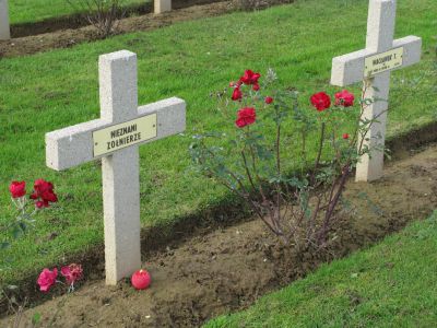 WACLANEK Tadeusz
- 28 ans -
Né 14.12.1915 Skuly Blonie
Décès 08.08.1944 Saint-Aignan-de-Cramesnil (14)
Matricule V 3563
1ère Division Blindée Polonaise
2ème Régiment Blindé
Caporal
Tombe 3 - Carré IV - Rang B
copyright photo Piotr Packowski
copyright Frania
