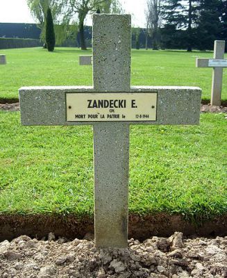 ZANDECKI Edmund
 - 25 ans -
Né 15.10.1918 Bottrop (D)
Décès 12.08.1944 Herdoneaux ?
Matricule 34065-57-1
1ère Division Blindée Polonaise
1er Régiment d’Artillerie Antichar
Caporal
Tombe 5 - Carré V - Rang D
copyright photo Piotr Packowski
copyright Frania
