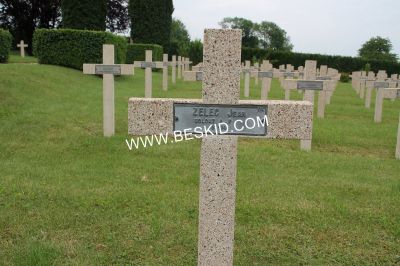 ZELEC Jean
Décès 06.1940 Guinzling (57)
Armée Polonaise
Soldat
Tombe 324
Copyright Frania
