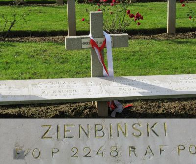 ZIEMBINSKI Zygmunt
- 33 ans -
21.3.1911 Pologne
Décès 01.07.1944 Beauvilliers (28)
Lancaster ED814 avec le code sans fil BH-N a été abattu par un chasseur de nuit pendant le bombardement d'une gare à Vierzon (03)
Matricule P 2248
1ère Division Blindée Polonaise
Royal Air Force
300ème Escadron Mazowieckie
Sous-Lieutenant
Tombe 3/5 - Rang AA - Carré II
copyright photo Piotr Packowski
copyright Frania
